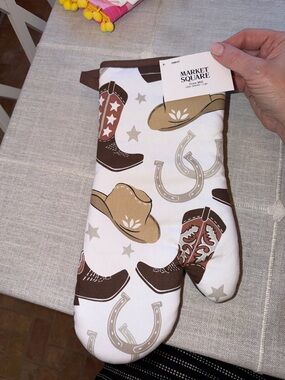 Market Square Cowboy Pattern Oven Mitt - White, Brown, Tan. NWT